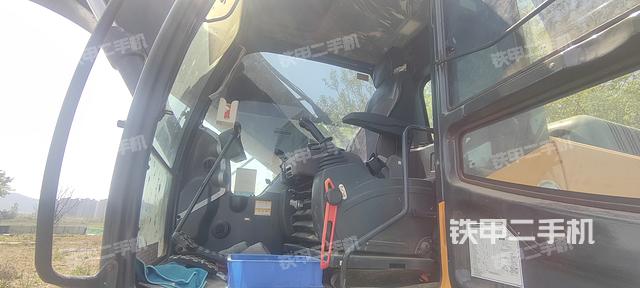 駕駛室整體(整機外觀) 駕駛室整體(整機外觀)