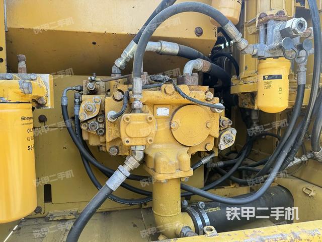 液压泵舱室正面整体（整机外观）