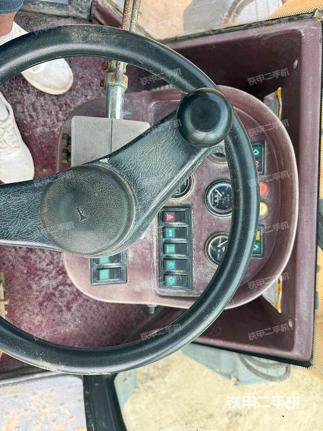 駕駛室操作臺(tái)(整機(jī)外觀及大件) 駕駛室操作臺(tái)(整機(jī)外觀及大件)