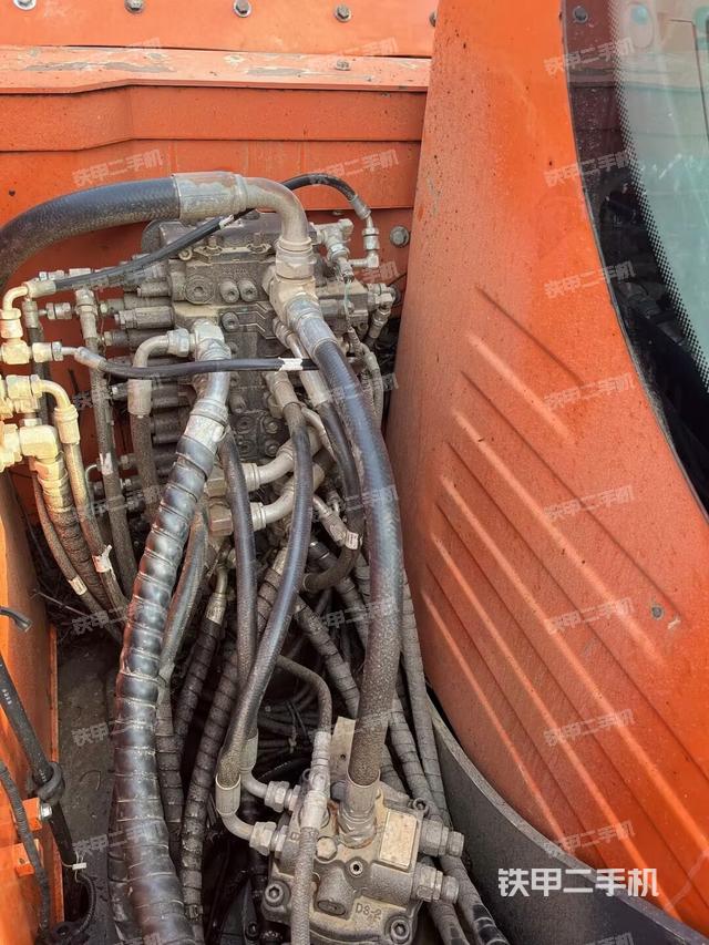 回转马达和主控阀（整机外观）