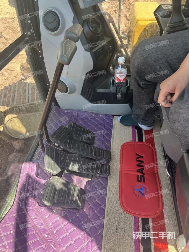 行走控制手柄和踏板?俯拍(駕駛室部分) 行走控制手柄和踏板?俯拍(駕駛室部分)