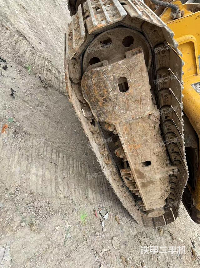 單側(cè)履帶整體(整機外觀) 單側(cè)履帶整體(整機外觀)