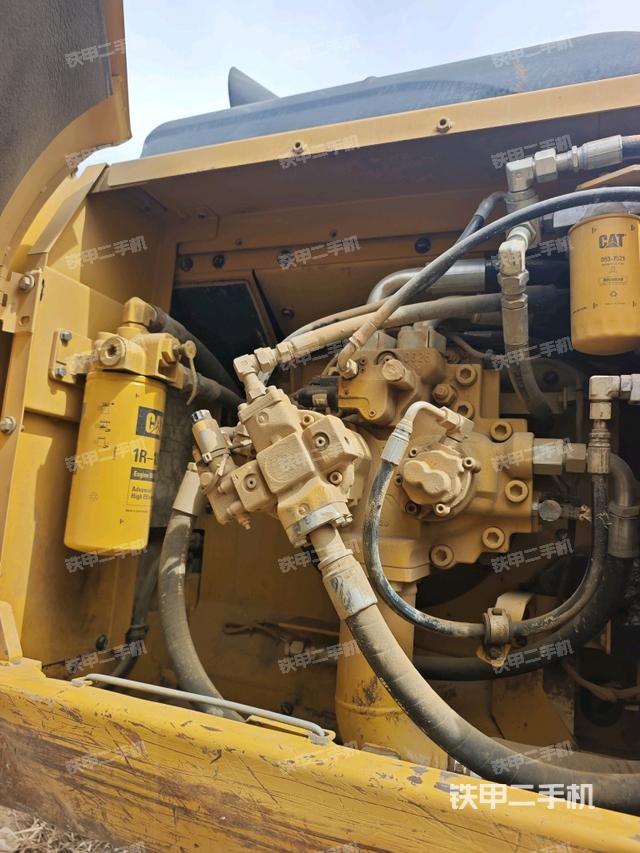 液壓泵艙室正面整體(整機外觀) 液壓泵艙室正面整體(整機外觀)