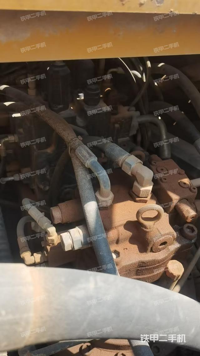 回轉(zhuǎn)馬達(dá)和主控閥（整機(jī)外觀）