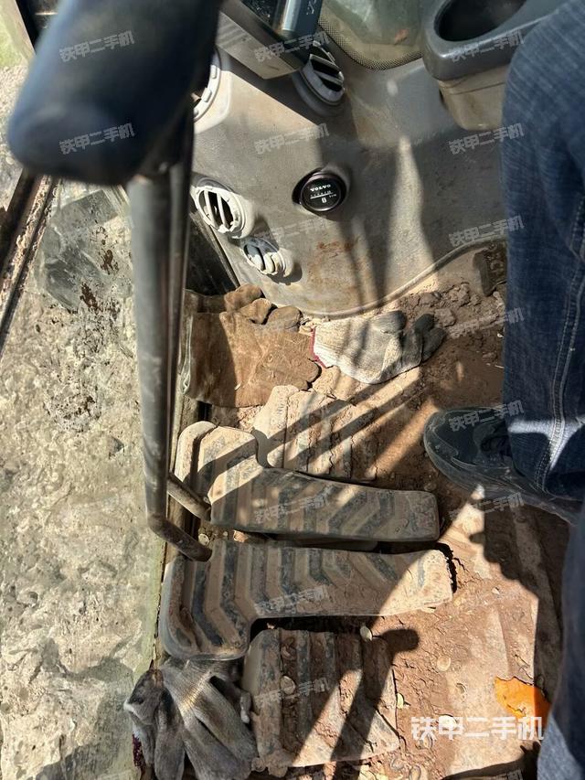 行走控制手柄和踏板?俯拍（駕駛室部分）