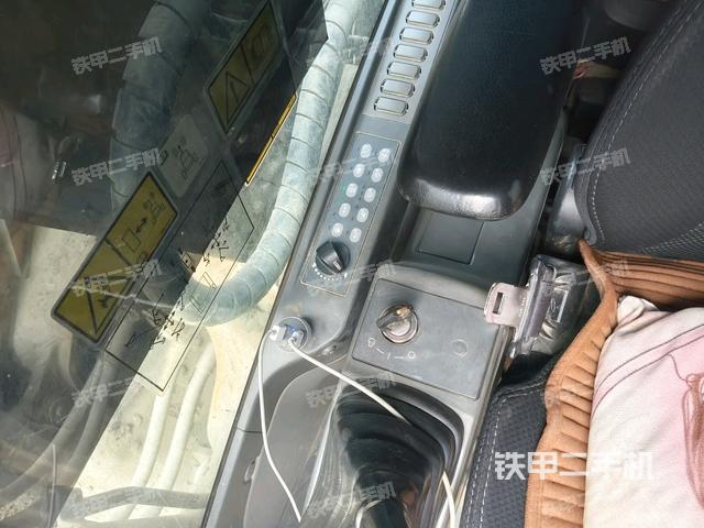 行走控制手柄和踏板?俯拍(駕駛室部分) 行走控制手柄和踏板?俯拍(駕駛室部分)