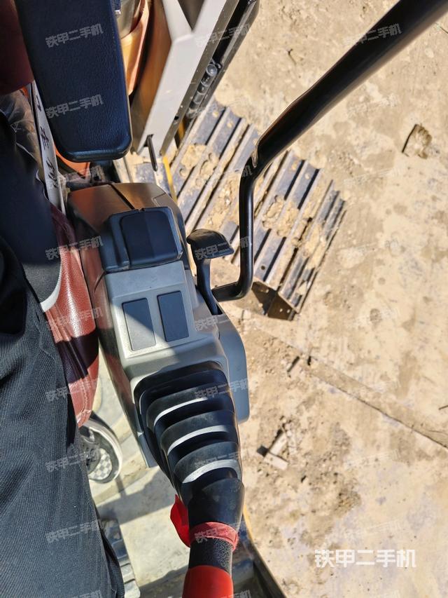 座椅左側(cè)控制臺(tái)/音響/含左手柄(駕駛室部分) 座椅左側(cè)控制臺(tái)/音響/含左手柄(駕駛室部分)