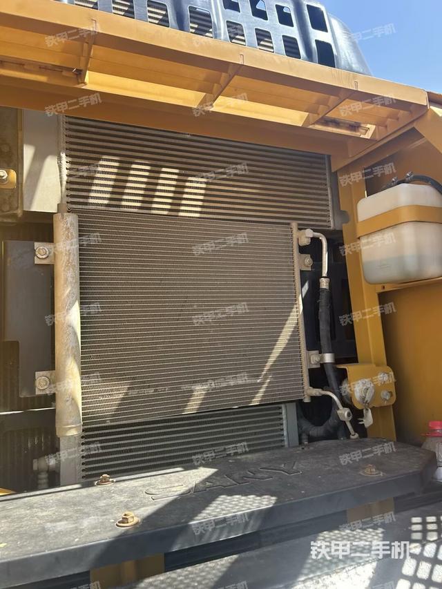 散熱器正面(大件艙室) 散熱器正面(大件艙室)
