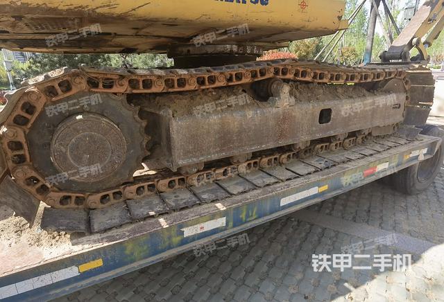 單側(cè)履帶整體(整機(jī)外觀) 單側(cè)履帶整體(整機(jī)外觀)