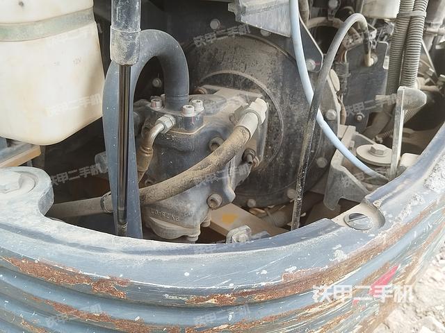 液压泵舱室正面整体（整机外观）