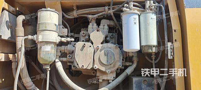 液壓泵艙室正面整體（整機外觀）