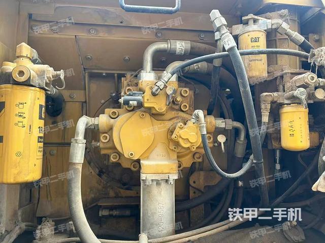 液壓泵艙室正面整體(整機(jī)外觀) 液壓泵艙室正面整體(整機(jī)外觀)