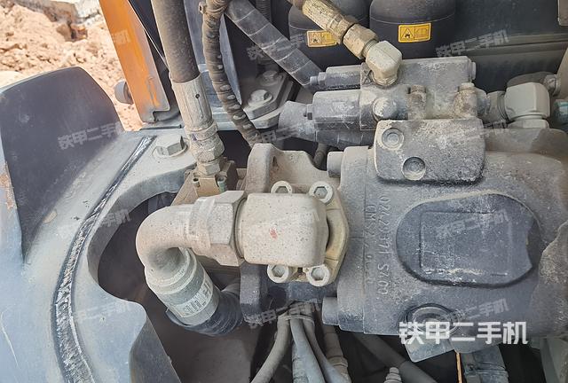 液壓泵艙室正面整體（整機外觀）