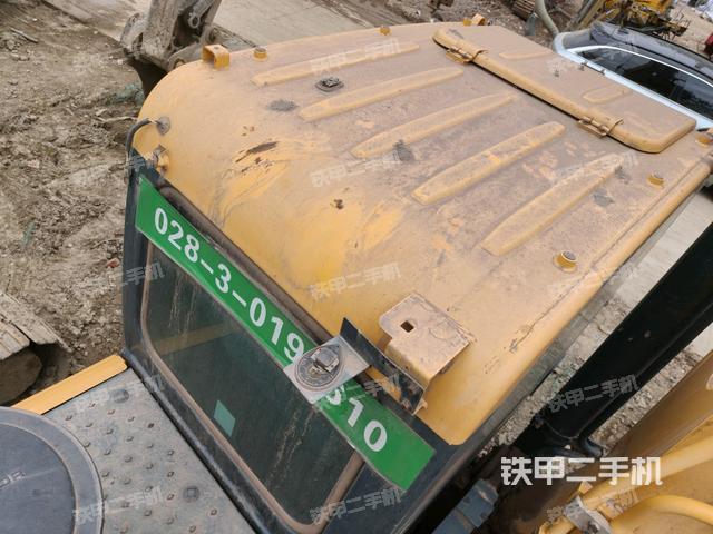 駕駛室頂部(整機(jī)外觀) 駕駛室頂部(整機(jī)外觀)