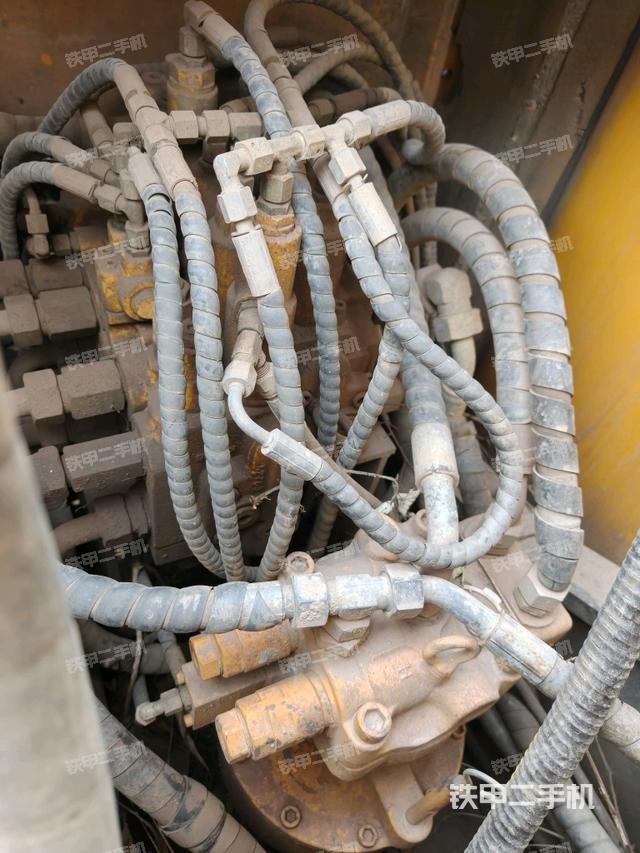 回轉(zhuǎn)馬達(dá)和主控閥（整機(jī)外觀）