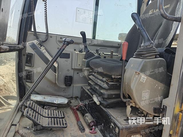 駕駛室整體(整機(jī)外觀) 駕駛室整體(整機(jī)外觀)