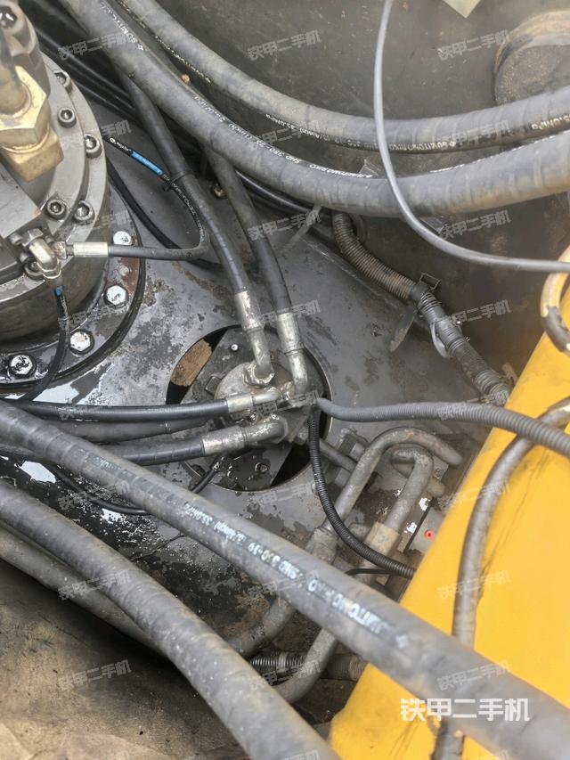 中央回轉接頭特寫（上車部件）