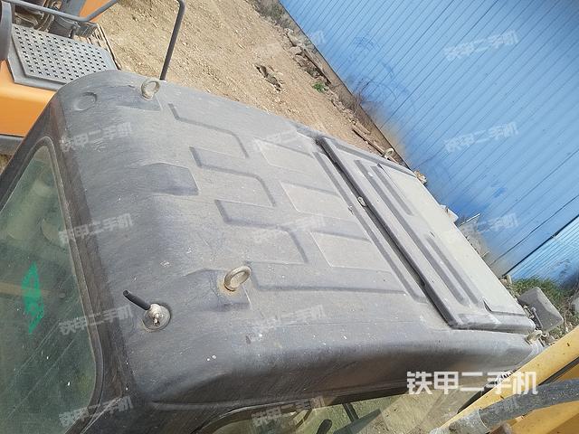 駕駛室頂部(整機(jī)外觀) 駕駛室頂部(整機(jī)外觀)