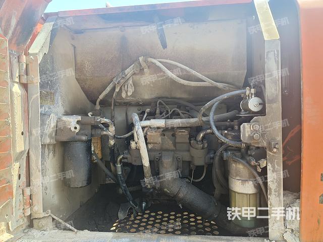 液压泵舱室正面整体（整机外观）