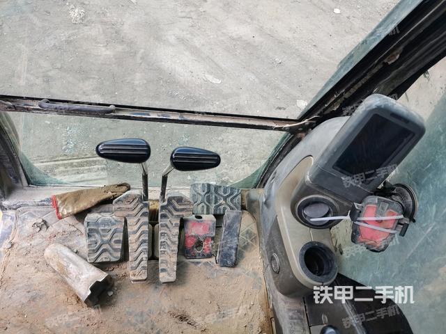 行走控制手柄和踏板?俯拍（駕駛室部分）