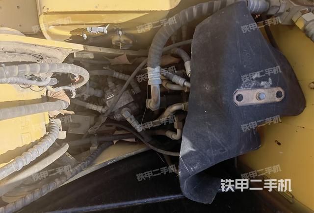 回轉(zhuǎn)馬達(dá)和主控閥(整機(jī)外觀) 回轉(zhuǎn)馬達(dá)和主控閥(整機(jī)外觀)