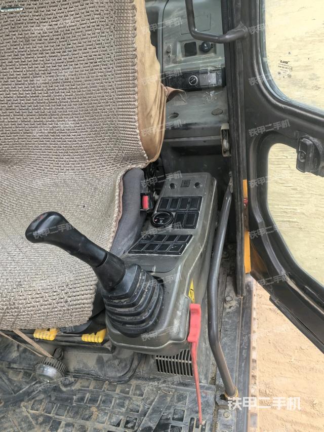 座椅右側控制臺/鑰匙門/油門/含右手柄（駕駛室部分）