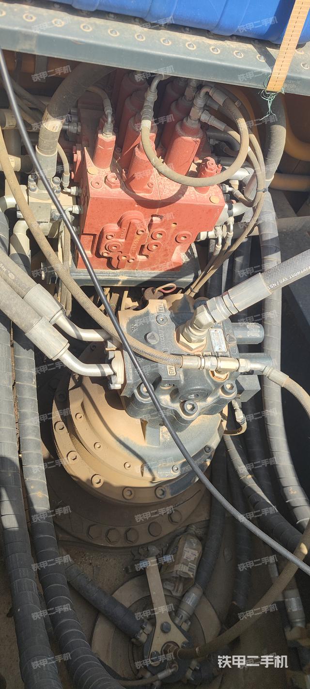 回轉(zhuǎn)馬達和主控閥(整機外觀) 回轉(zhuǎn)馬達和主控閥(整機外觀)