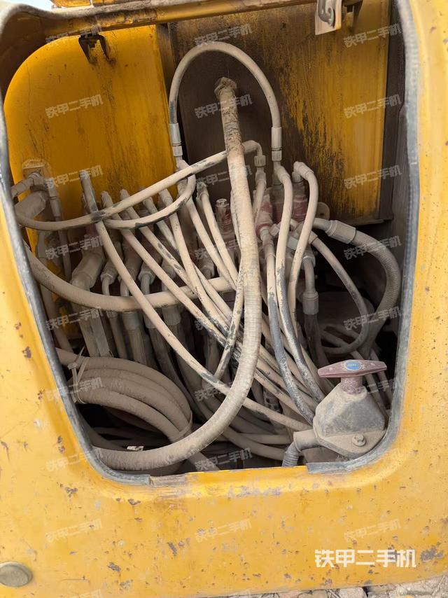 回轉(zhuǎn)馬達和主控閥(整機外觀) 回轉(zhuǎn)馬達和主控閥(整機外觀)