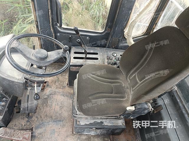 駕駛室工作臺(tái)(整機(jī)外觀及大件) 駕駛室工作臺(tái)(整機(jī)外觀及大件)
