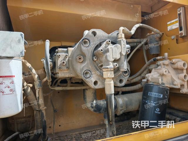 液壓泵艙室正面整體(整機外觀) 液壓泵艙室正面整體(整機外觀)