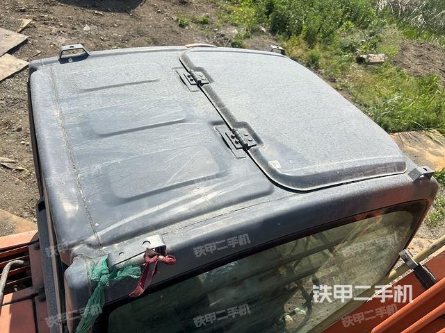 駕駛室頂部(整機(jī)外觀) 駕駛室頂部(整機(jī)外觀)