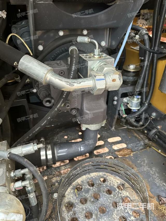 液压泵舱室正面整体（整机外观）