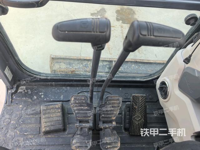 行走控制手柄和踏板?俯拍(駕駛室部分) 行走控制手柄和踏板?俯拍(駕駛室部分)
