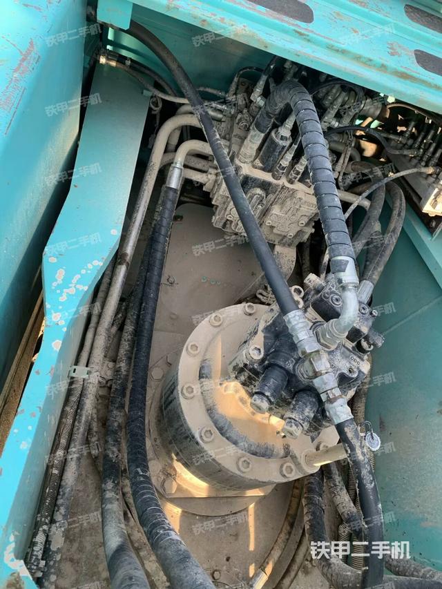 回轉(zhuǎn)馬達(dá)和主控閥（整機(jī)外觀）