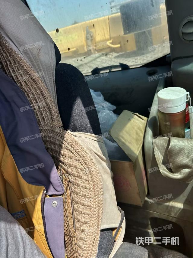 座椅右側(cè)控制臺(tái)/鑰匙門(mén)/油門(mén)/含右手柄（駕駛室部分）