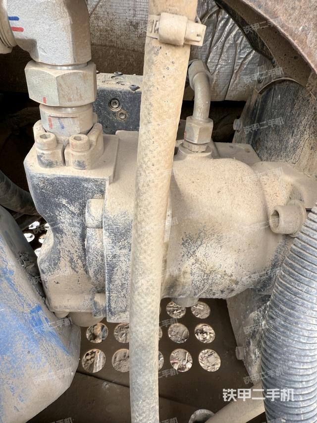 液壓泵艙室正面整體(整機外觀) 液壓泵艙室正面整體(整機外觀)