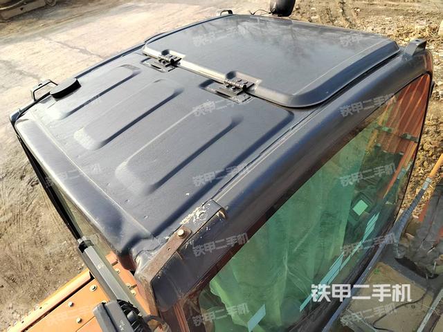 駕駛室頂部(整機(jī)外觀) 駕駛室頂部(整機(jī)外觀)