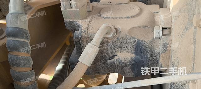 液压泵舱室正面整体（整机外观）