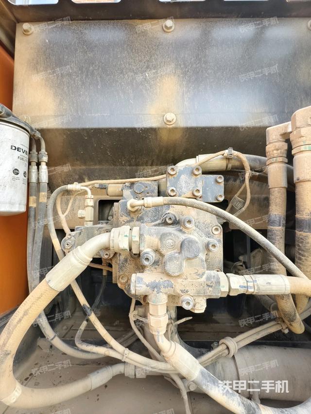 液壓泵艙室正面整體(整機外觀) 液壓泵艙室正面整體(整機外觀)