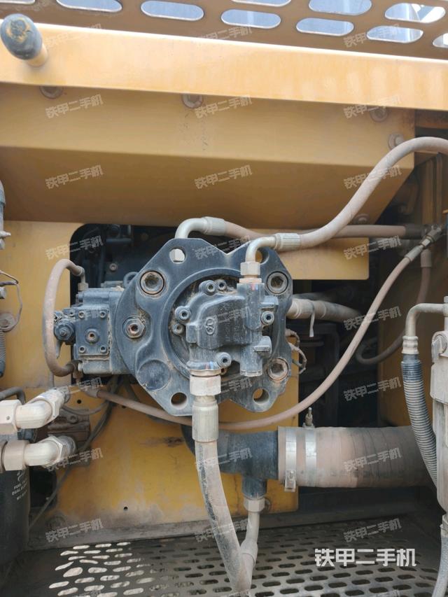 液壓泵艙室正面整體（整機外觀）