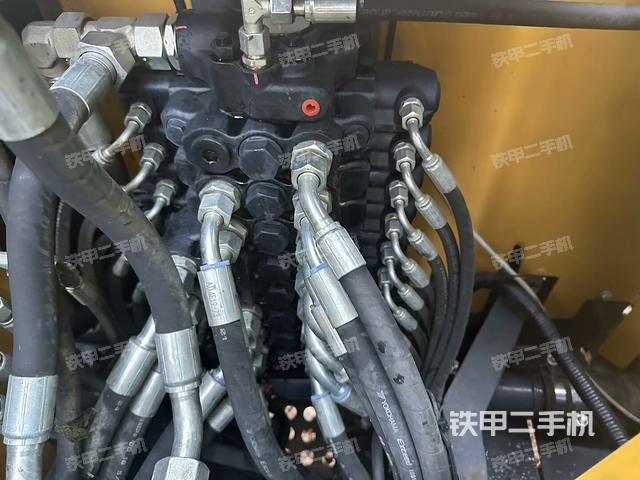 回转马达和主控阀（整机外观）