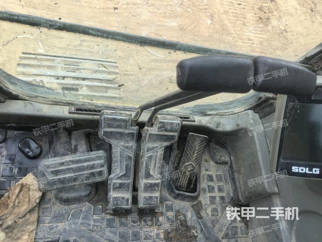 行走控制手柄和踏板?俯拍（駕駛室部分）