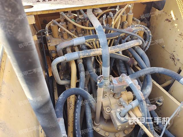 回轉(zhuǎn)馬達(dá)和主控閥（整機(jī)外觀）