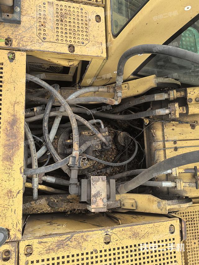 回轉馬達和主控閥(整機外觀) 回轉馬達和主控閥(整機外觀)