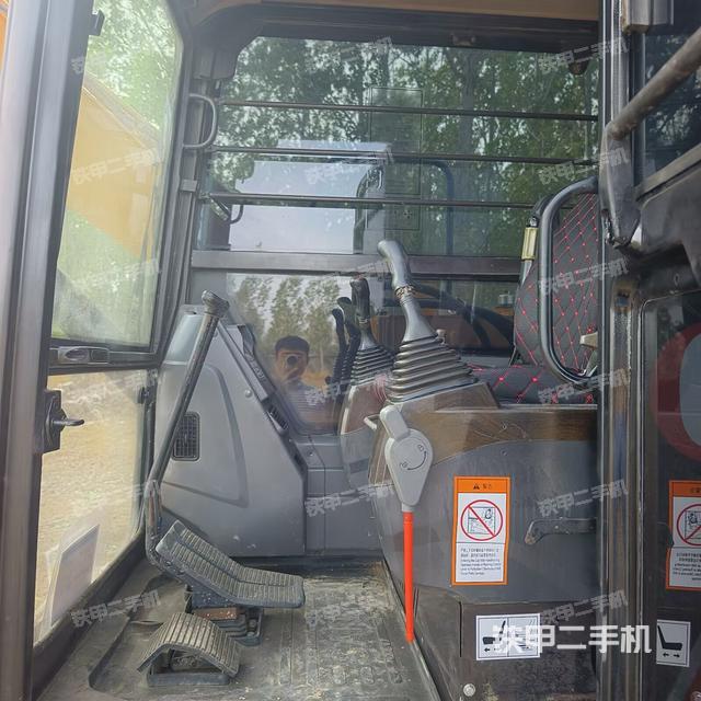 駕駛室頂部(整機外觀) 駕駛室頂部(整機外觀)