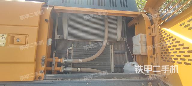 液壓泵艙室正面整體(整機外觀) 液壓泵艙室正面整體(整機外觀)