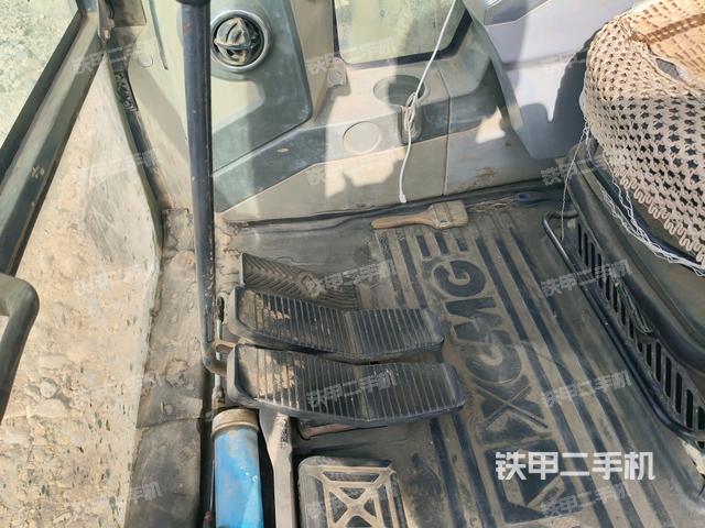 行走控制手柄和踏板?俯拍(駕駛室部分) 行走控制手柄和踏板?俯拍(駕駛室部分)