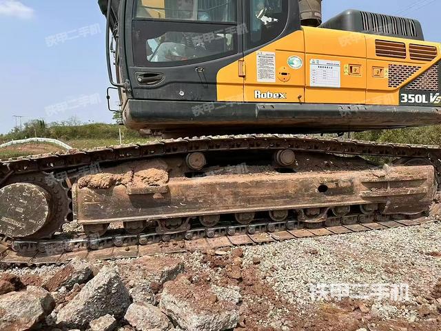 單側(cè)履帶整體(整機(jī)外觀) 單側(cè)履帶整體(整機(jī)外觀)