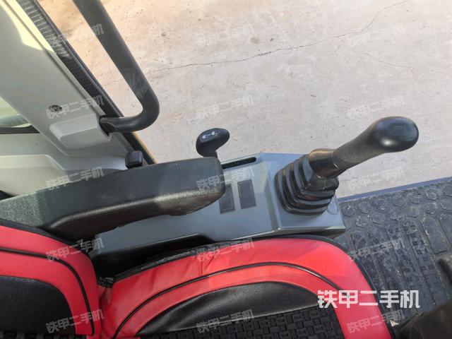 座椅右側(cè)控制臺(tái)/鑰匙門/油門/含右手柄(駕駛室部分) 座椅右側(cè)控制臺(tái)/鑰匙門/油門/含右手柄(駕駛室部分)