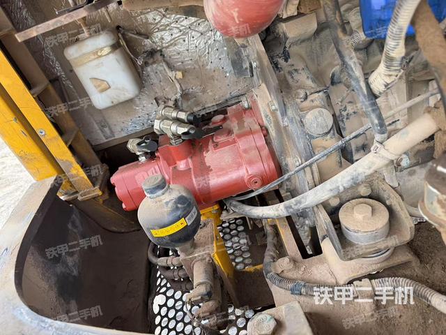 液壓泵艙室正面整體(整機外觀) 液壓泵艙室正面整體(整機外觀)